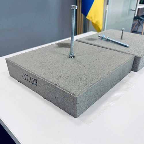 Баласт бетонний для сонячних панелей 300х300х60мм з технологічним отвором 4мм